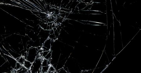 Трещины на черном фоне