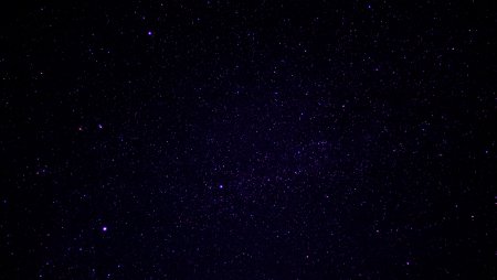 Черное небо со звездами