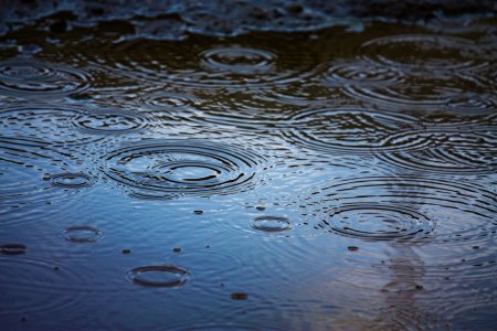 Капли дождя на воде
