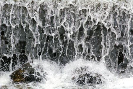 Вода стекает