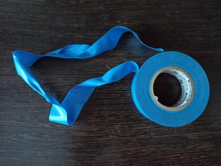 В синей изоленте
