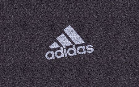 Adidas на черном фоне