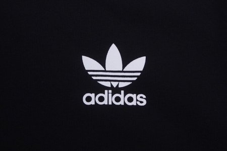 Логотип adidas на чёрном фоне