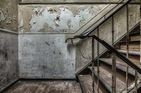 Обшарпанные подъездные стены
