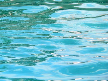 Бирюзовая вода в бассейне