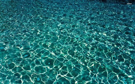 Голубая прозрачная вода