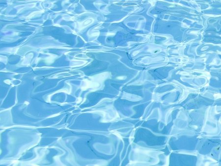 Голубая прозрачная вода