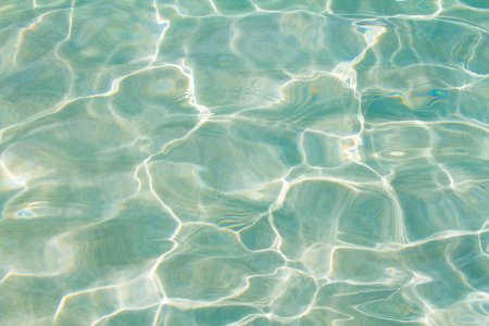 Светло голубая вода