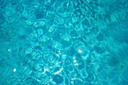 Голубая вода в бассейне