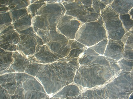 Прозрачная вода сверху