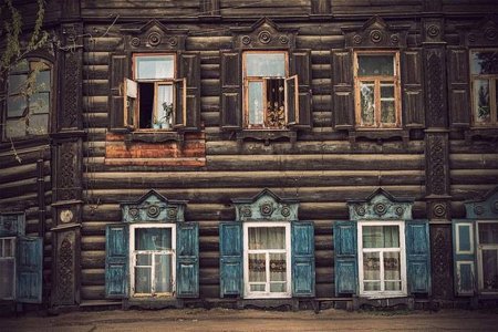 Бревенчатая стена с окном