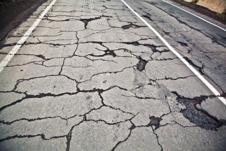 Трещины на асфальте