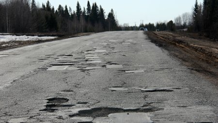 Яма в дороге с трещинами
