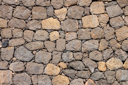 Каменная кладка на земле