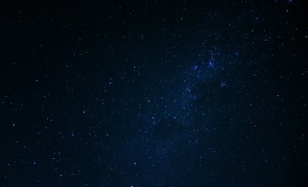 Черное небо со звездами