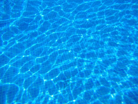 Прозрачная вода в бассейне