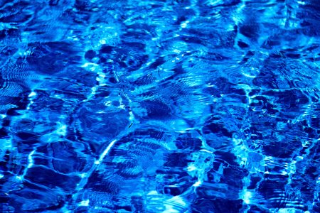 Голубая вода в бассейне