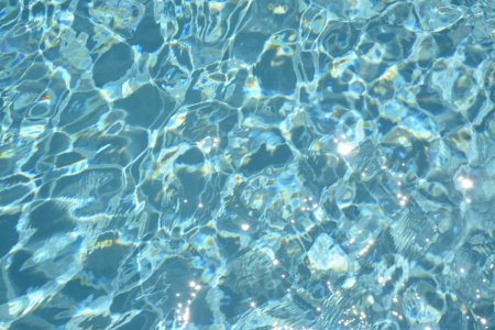 Прозрачная вода в бассейне