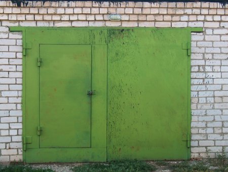 Ворота старого гаража