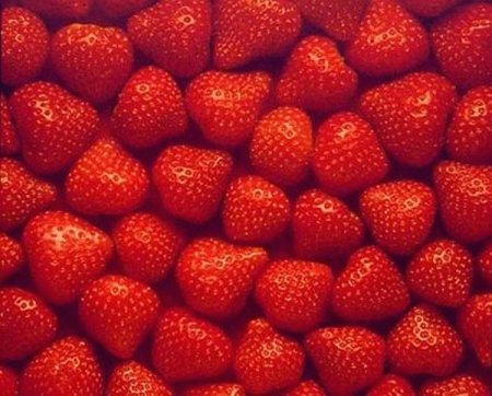 Красный фон в мелкий горошек