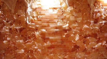 Пещеры из розовой гималайской соли