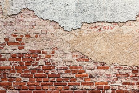 Кирпичная стена с облупившейся штукатуркой
