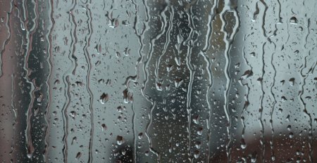 Струйки воды на стекле