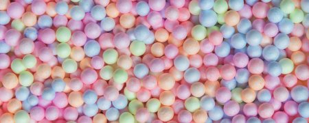 Розовый фон с разноцветными шариками