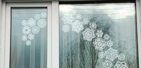 Узоры из снежинок на окне