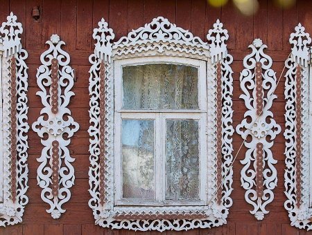 Резные украшения на окнах