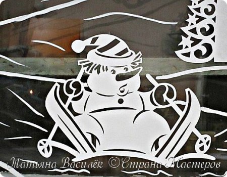 Вырезка снеговиков с лыжами на окна