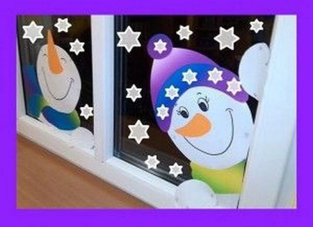 Снеговик заглядывает в окно