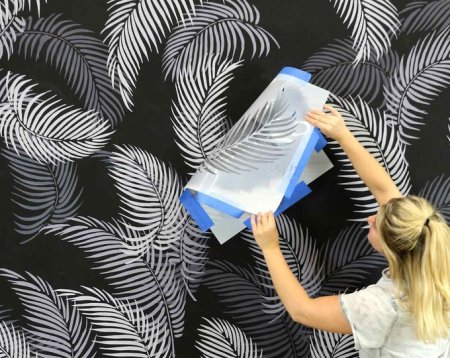 Окрашивание стен по трафарету