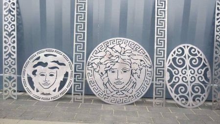 Ворота с металлическим узором Версаче