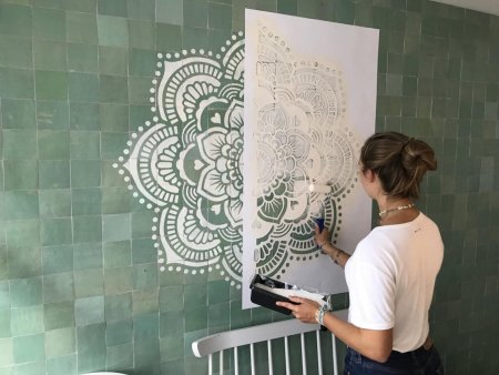Мандала на стене в интерьере