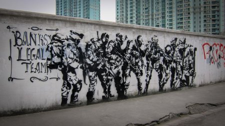 Граффити на черной стене