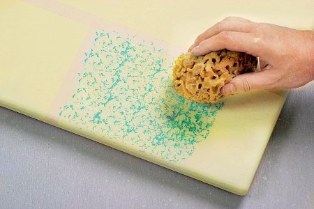 Нанесение краски губкой