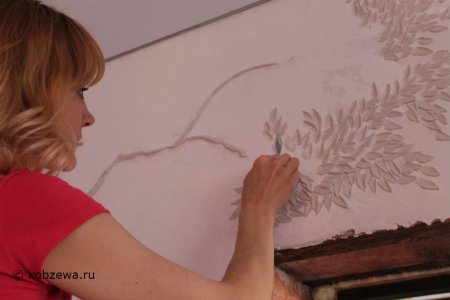 Из шпаклевки трафаретом