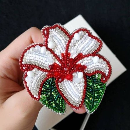 Брошь Лилия из бисера