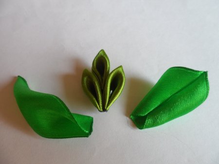 Листья из атласных лент