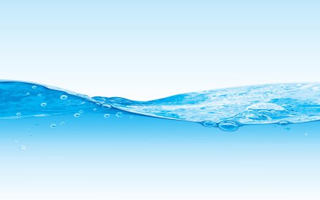 Струя воды на белом фоне