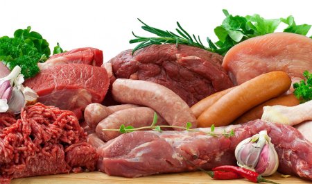 Мясная продукция на белом фоне