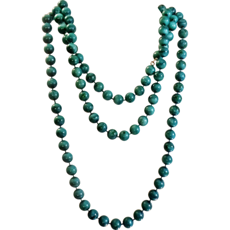 Бусы на белом фоне