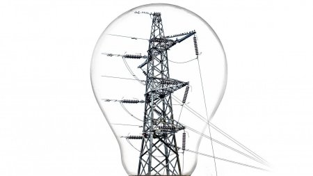 ЛЭП на белом фоне