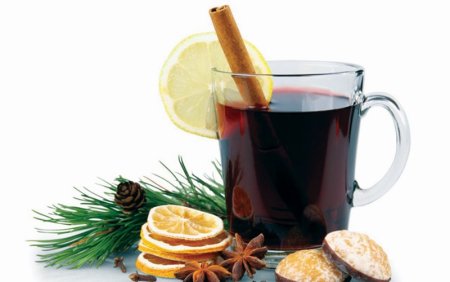 Глинтвейн на белом фоне