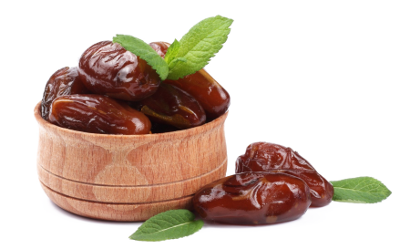 Финики на белом фоне