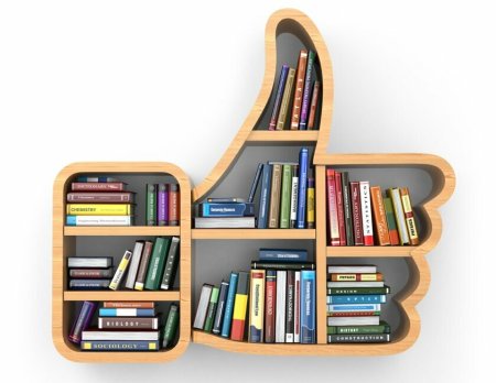 Книжная полка с книгами