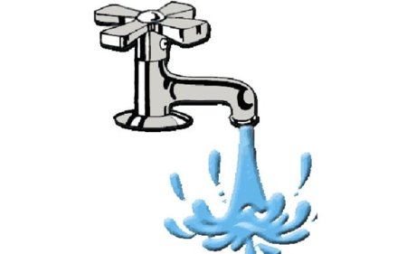 Кран с водой на белом фоне
