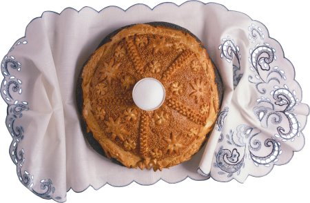Каравай на рушнике на белом фоне