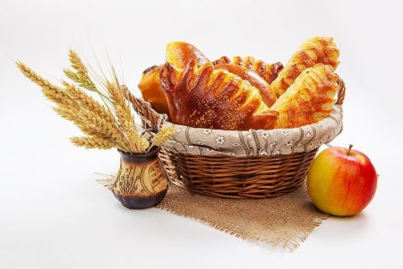 Корзинка с выпечкой